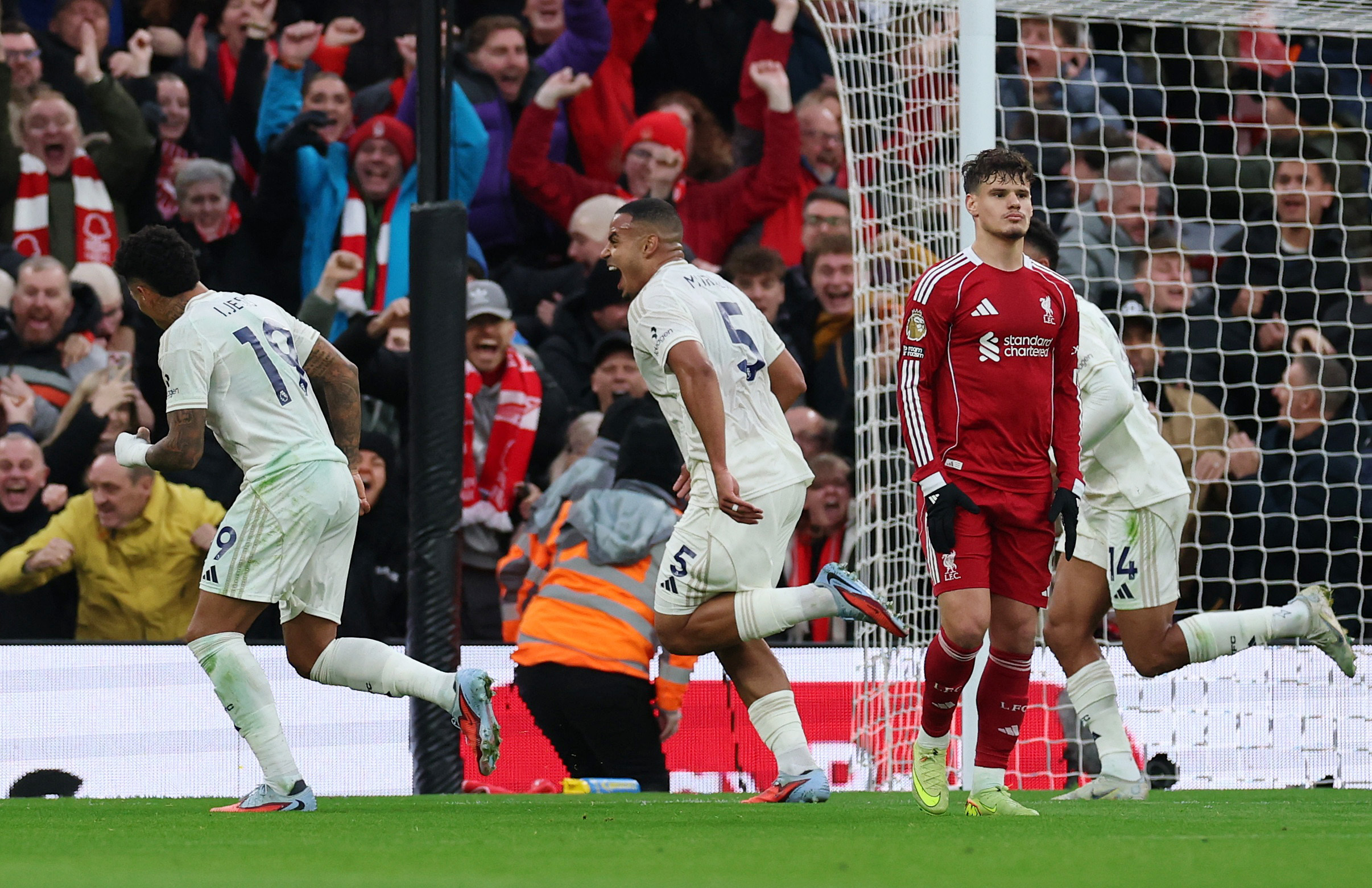 ليفربول يواصل مسلسل الإخفاقات ويخسر أمام نوتينجهام بثلاثية في البريميرليج
