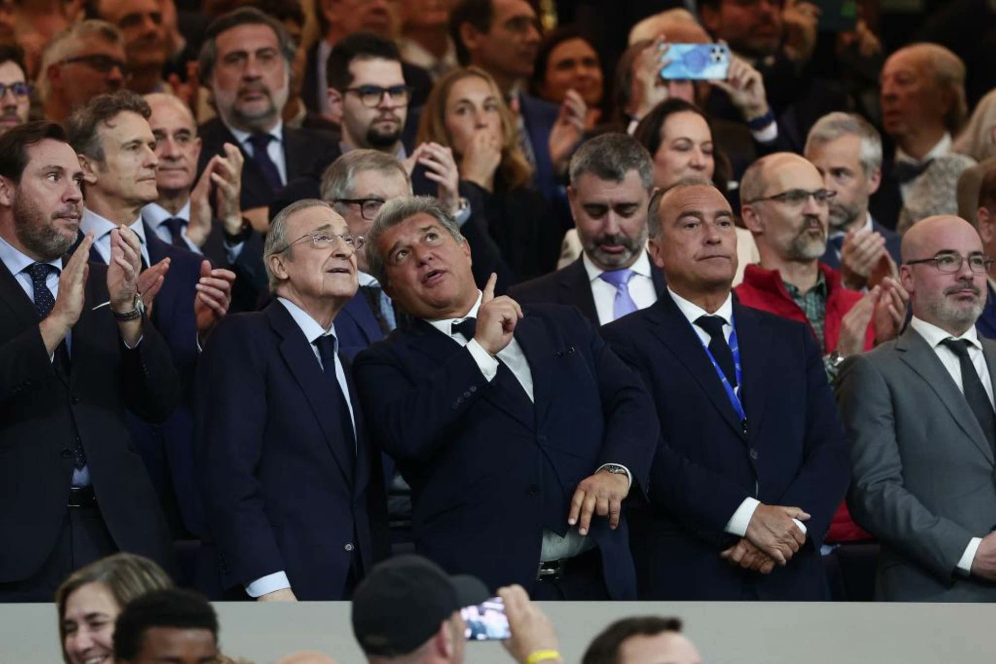 غضب فلورنتينو بيريز من قضية نيغريرا “تمثيل”… ورئيس ريال مدريد قدم مساعدات ضخمة لبرشلونة