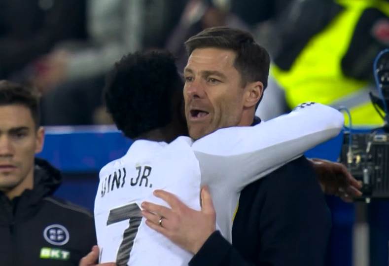 فينيسيوس يختتم ليلة صعبة في ديبورتيفو ألافيس بهدف ومشهد يخفف التوتر مع ألونسو