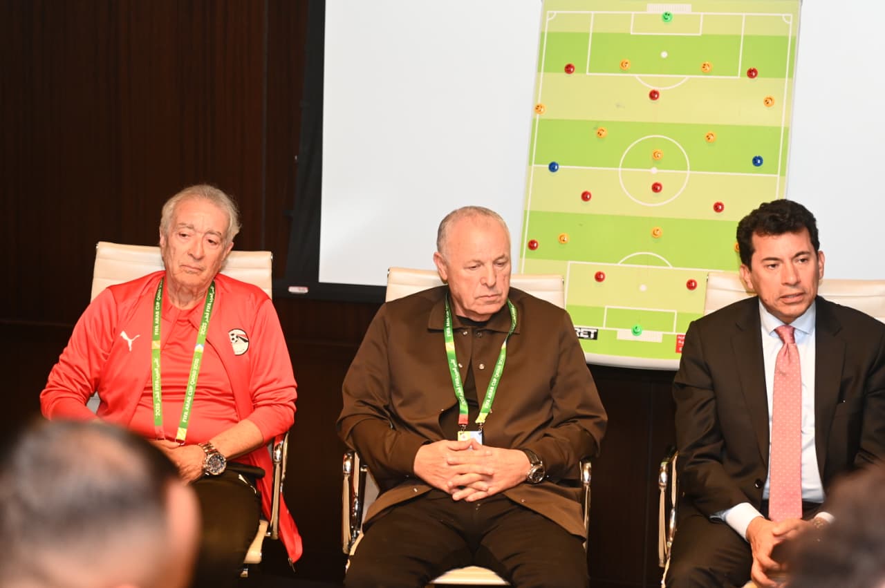 وزير الشباب والرياضة وأبو ريدة يتفقدان بعثة المنتخب المصري المشاركة في بطولة كأس العرب بقطر