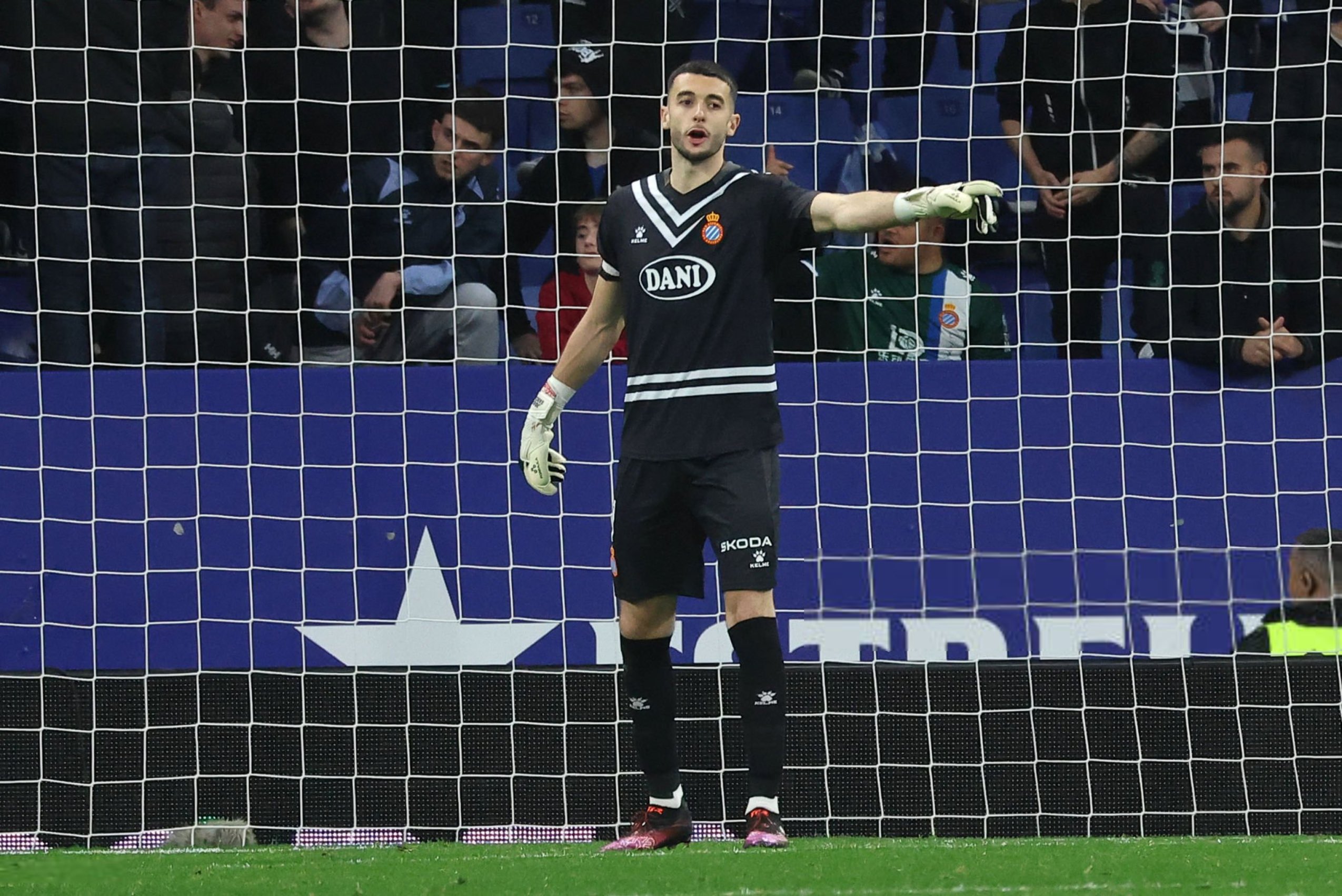 إسبانيول يضع شباكًا خلف المرمى لحماية جوان غارسيا وتفادي العقوبات – كورة 999