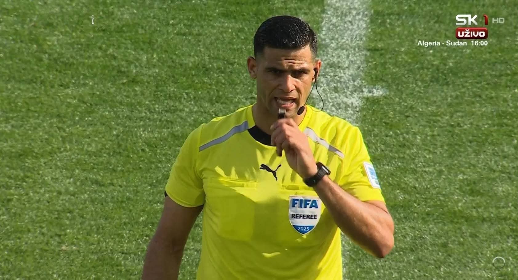 بصافر مصرية.. باسيليو ندونج يحصل على أول بطاقة حمراء في كأس أمم إفريقيا 2025