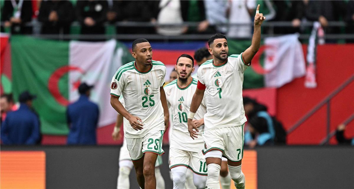 كاف يوقع عقوبات مالية وإيقافات على منتخب الجزائر بعد أحداث مباراة نيجيريا