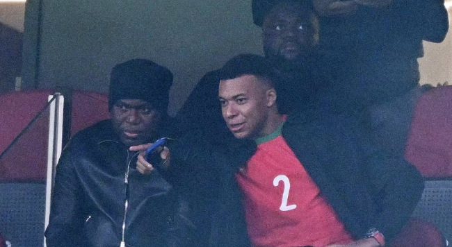 بتيشرت صاحبه.. مبابي يدعم المغرب وصديقه أشرف حكيمي أمام مالي – كورة 999