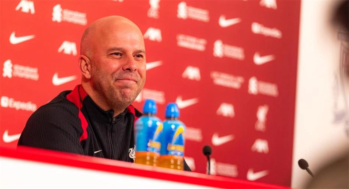 أرني سلوت يوجه أسئلة صعبة لمحمد صلاح ويبرر استبعاده عن مواجهة إنتر ميلان