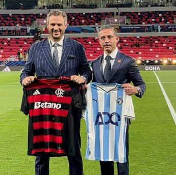 ممدوح عيد يتبادل الهدايا التذكارية مع مسؤولي فلامنجو قبل موقعة كأس القارات للأندية