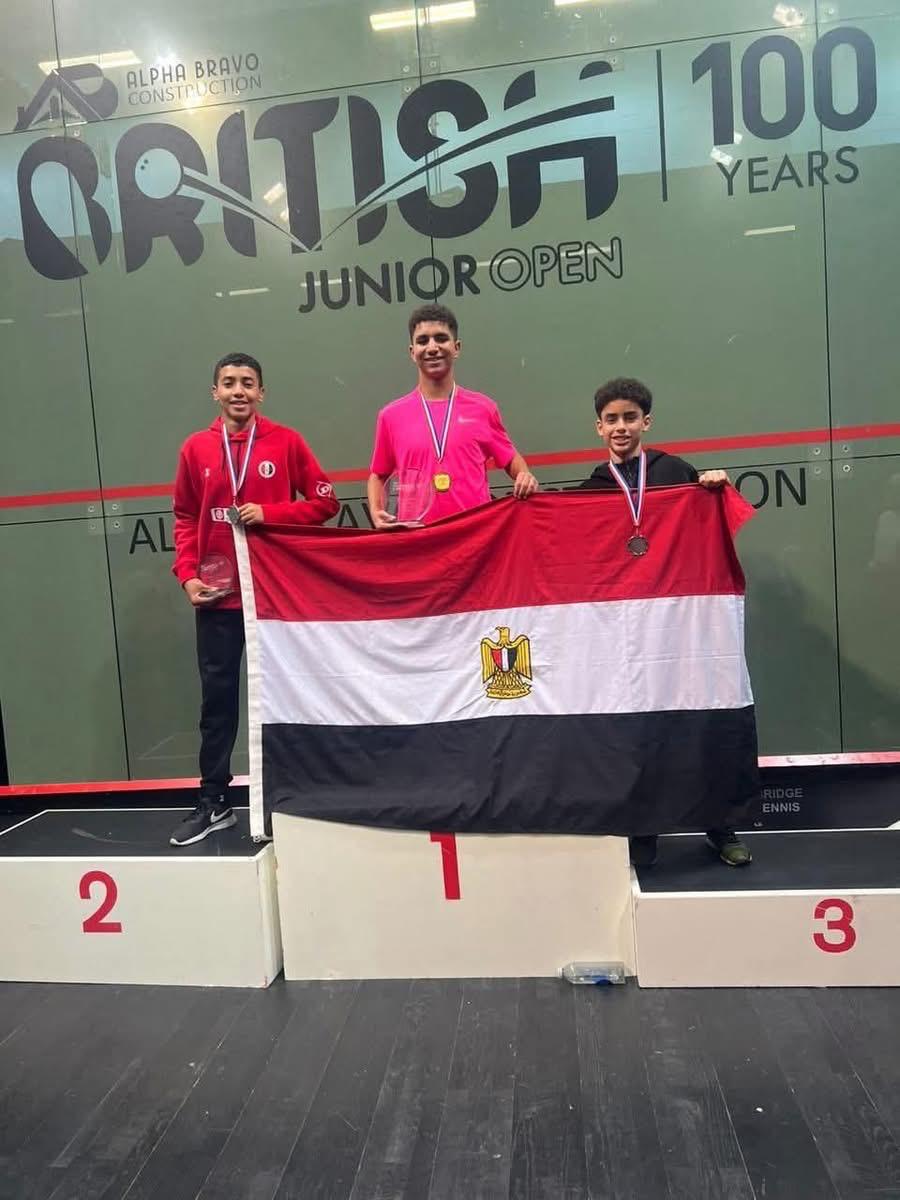 وزير الشباب والرياضة يهنئ أبطال إنجلترا المفتوحة للإسكواش للناشئين والناشئات 2026
