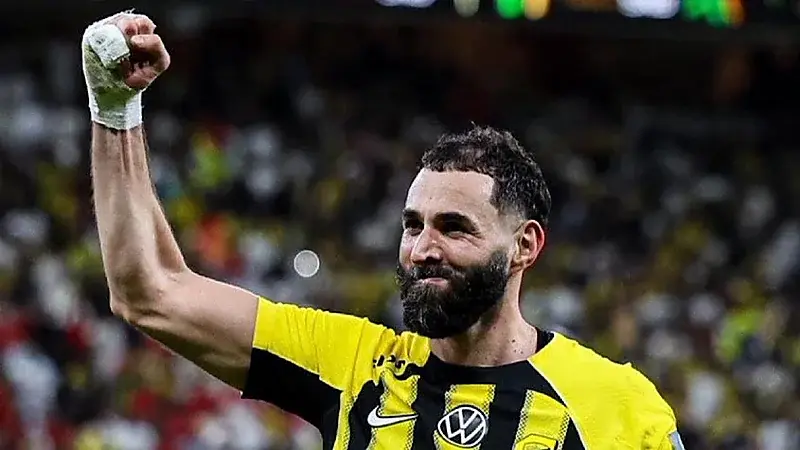 خلاف بنزيما مع الاتحاد السعودي يفتح الباب أمام انتقال محتمل إلى الهلال