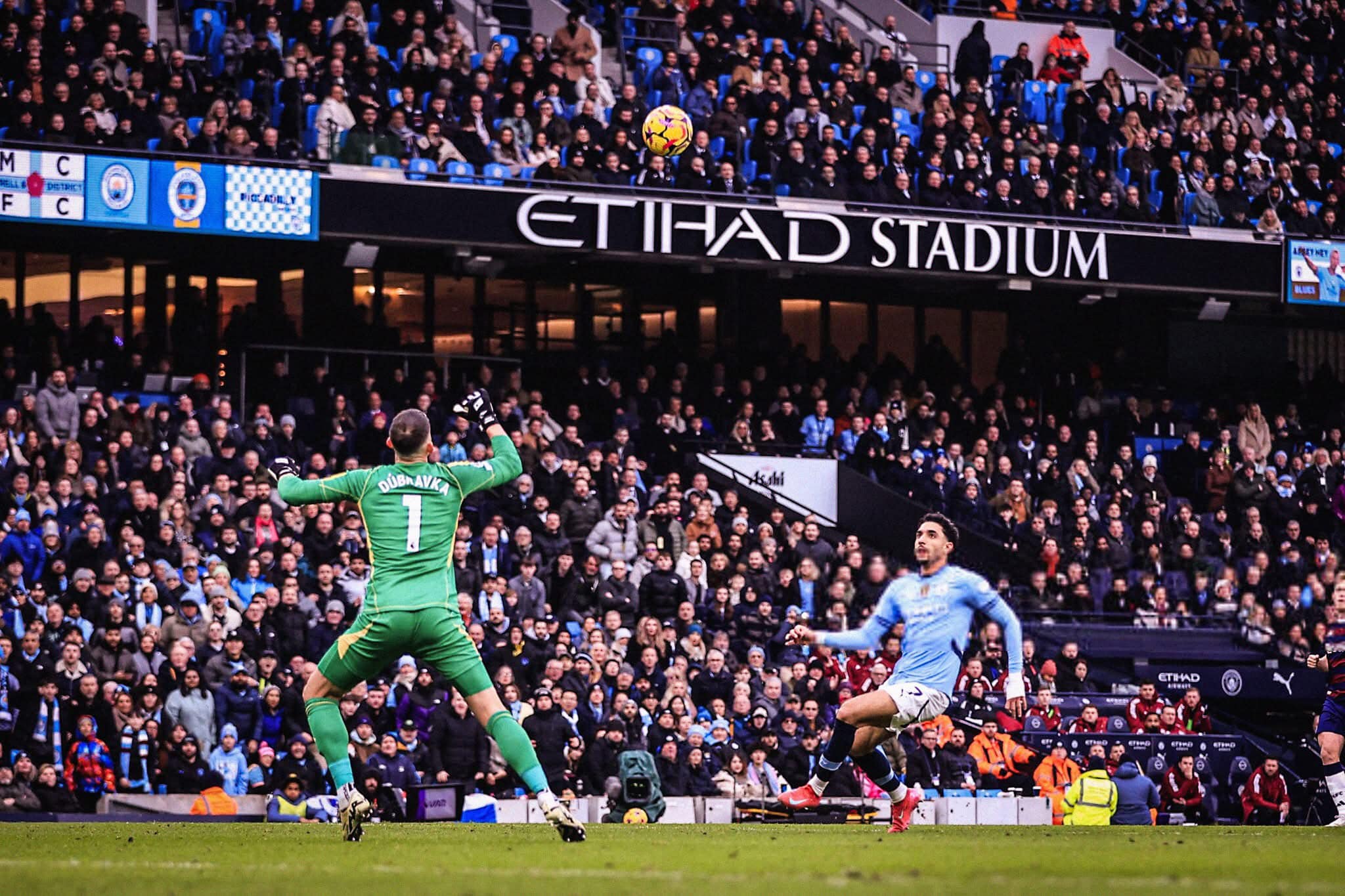 جدل تحكيمي بعد رفض ركلة جزاء لصالح مرموش في مباراة مانشستر سيتي ضد وولفرهامبتون