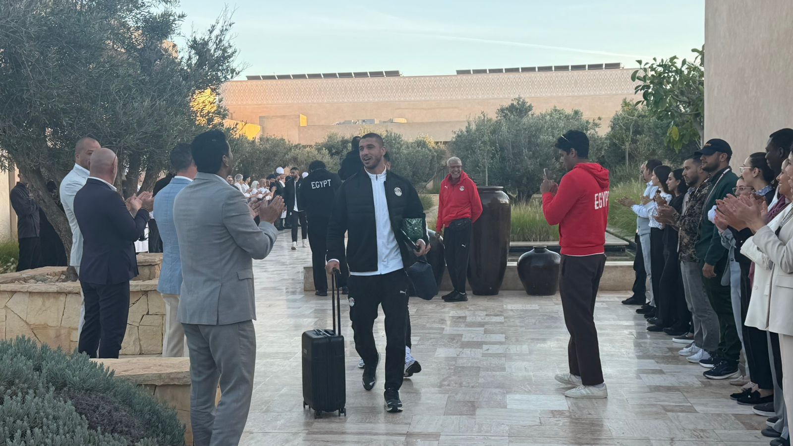 موظفو فندق إقامة منتخب مصر ينظمون ممر شرفي قبل التوجه لطنجة – كورة 999