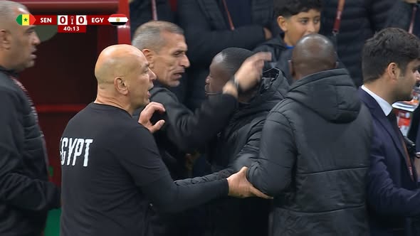 شاهد مشادة الجهاز الفني لمنتخب مصر مع مدرب السنغال (صور) – كورة 999