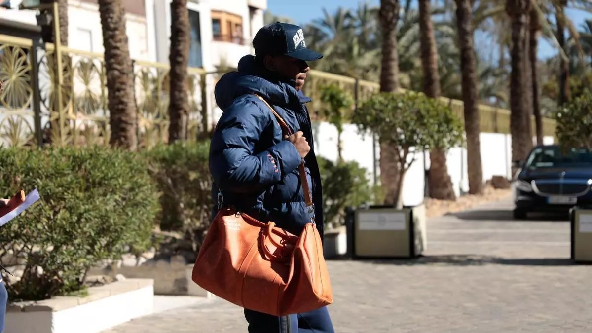 لامين يامال يثير الجدل بحقيبة لويس فويتون الفاخرة عند وصوله لـ إلتشي – كورة 999