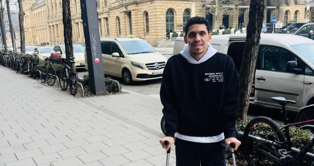 محمد حمدي يعود إلى القاهرة بعد جراحة الرباط الصليبي في ألمانيا – كورة 999