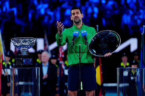 ديوكوفيتش يهنئ ألكاراز بعد أستراليا المفتوحة ويستعرض ذكريات 21 عامًا في التنس