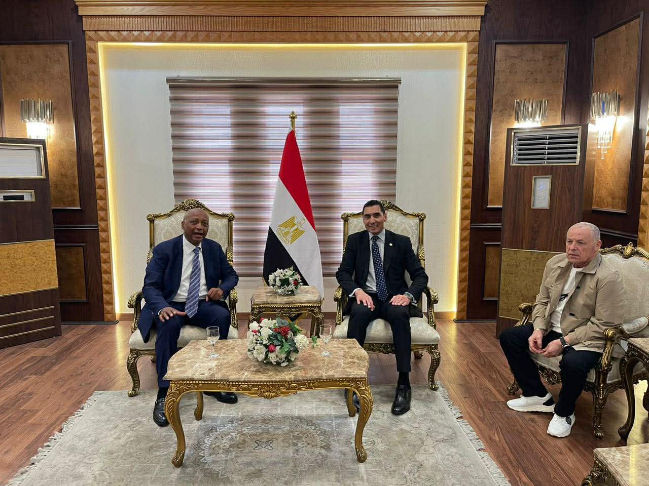 في حضور أبو ريدة..وزير الشباب والرياضة يستقبل رئيس الاتحاد الأفريقي لكرة القدم