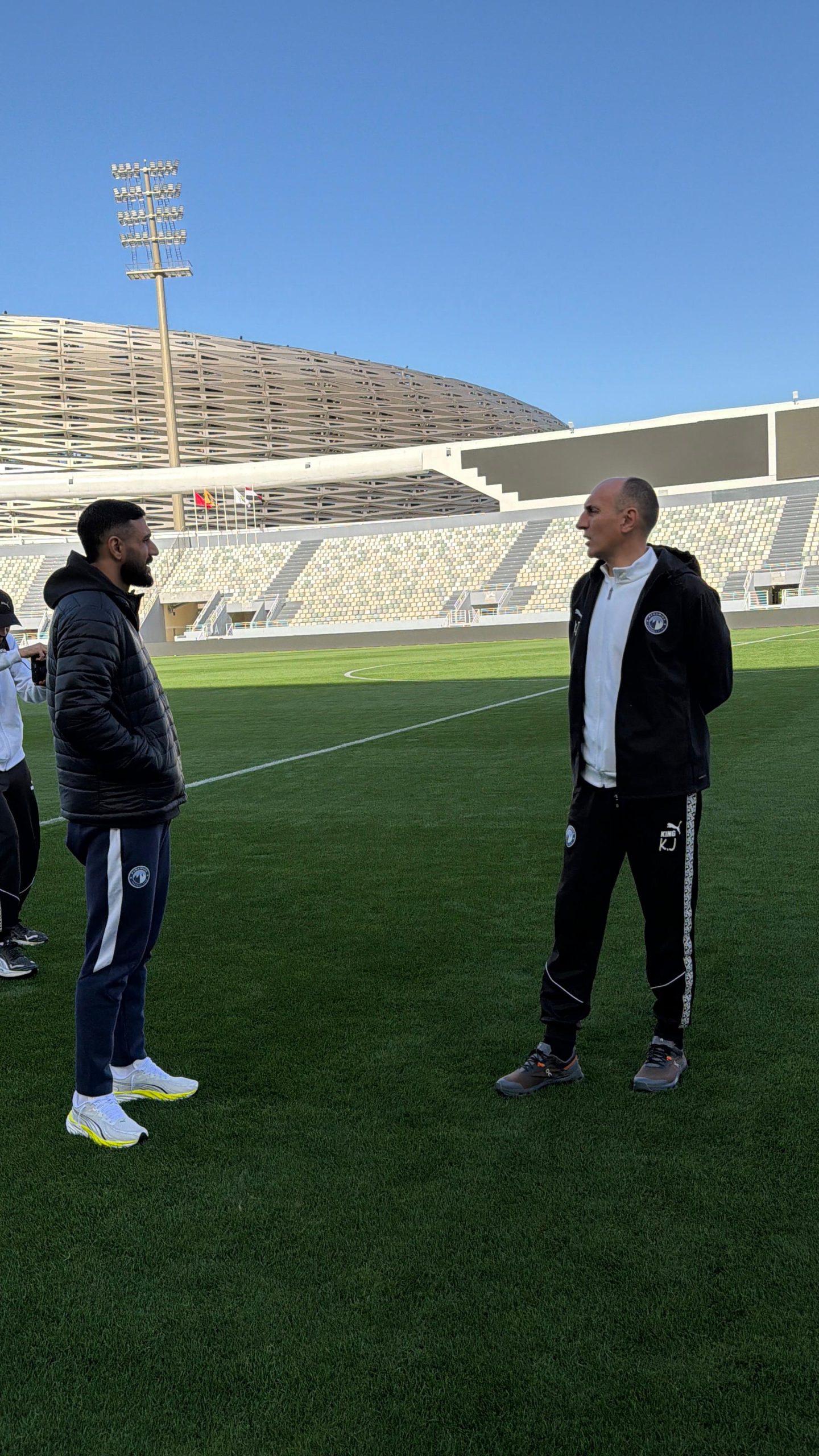 كرونسلاف يورتشيتش يعاين أرضية ملعب مباراة بيراميدز والجيش الملكي – كورة 999