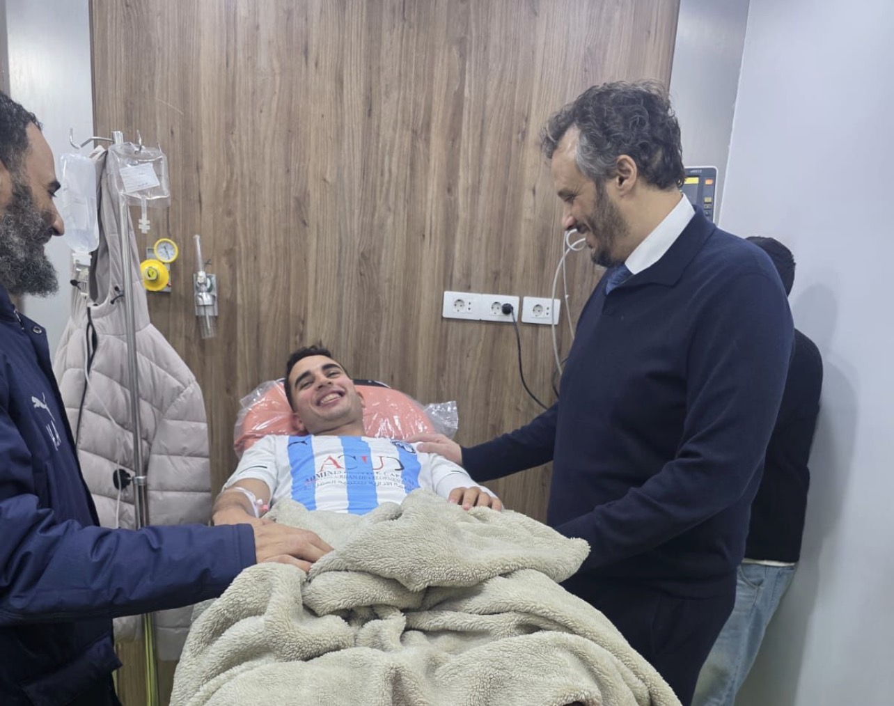 رئيس بيراميدز يطمئن على محمد حمدي بعد واقعة الإغماء – كورة 999