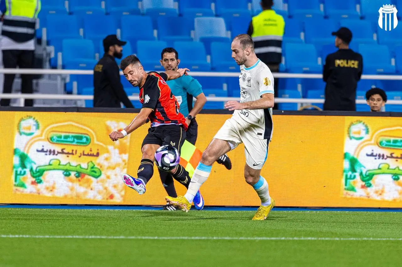 الاتحاد يتلقى خسارة ثقيلة أمام الرياض بثلاثية في الدوري السعودي (فيديو)