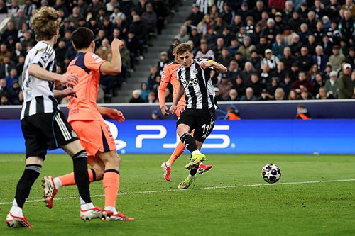 برشلونة ينجو من الخسارة أمام نيوكاسل بتعادل مثير 1-1 في دوري أبطال أوروبا