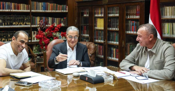 الخطيب يناقش تقييم قطاع الكرة وخطة المرحلة المقبلة مع منصور وعبد الحفيظ