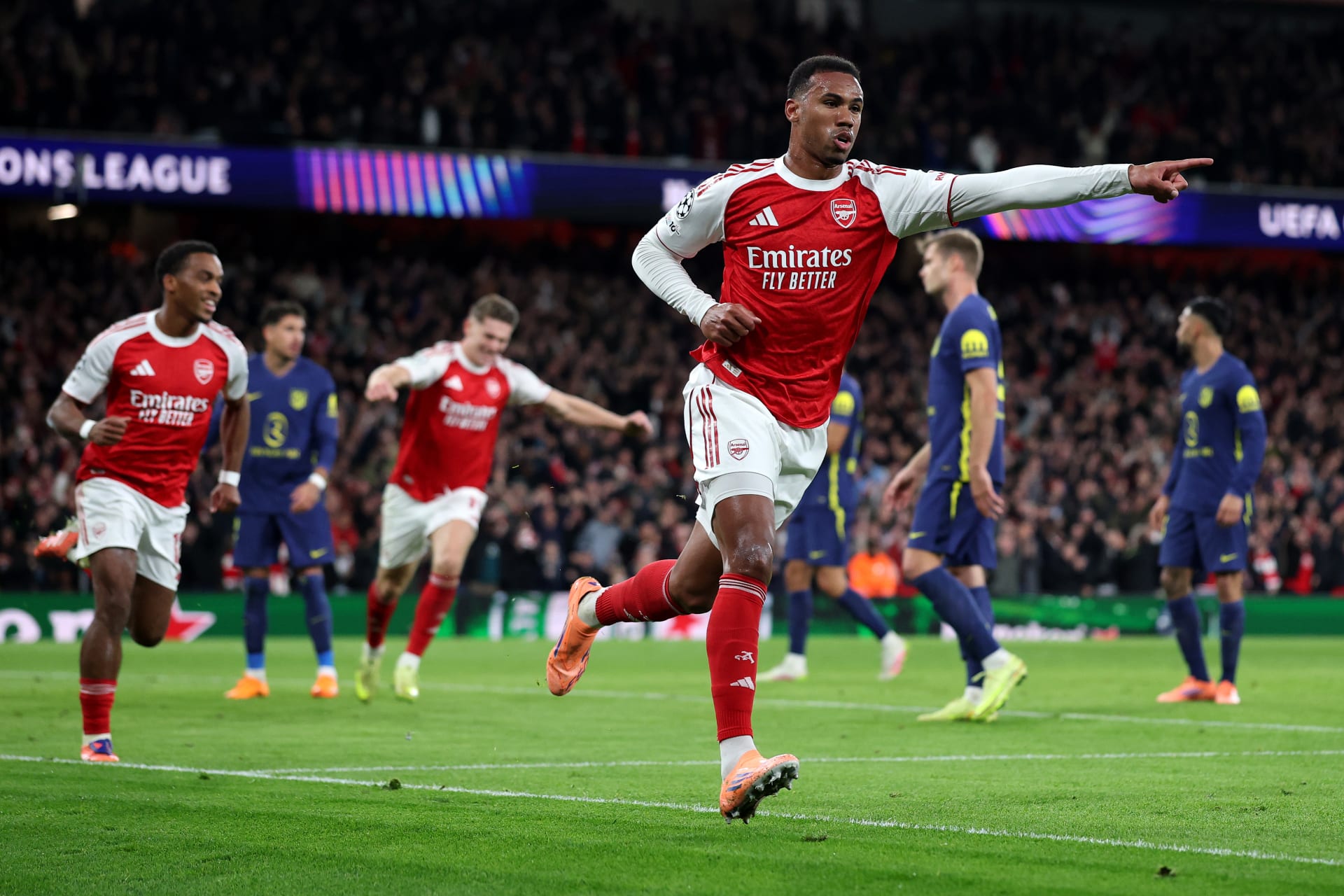 قناة مفتوحة تنقل مباراة أتلتيكو مدريد وأرسنال في نصف نهائي دوري أبطال أوروبا