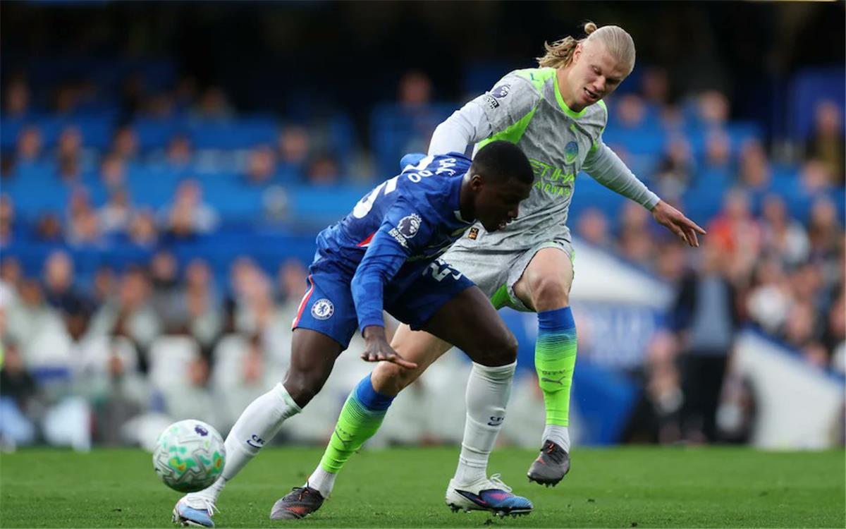 مانشستر سيتي يضرب تشيلسي بثلاثية في الدوري الإنجيزي ويواصل مطاردة آرسنال