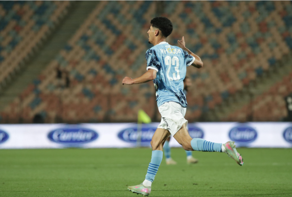 نقل أحمد عاطف قطة للمستشفى بعد إصابة دموية خلال مواجهة الزمالك وبيراميدز