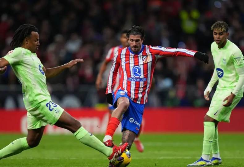 قلق في أتلتيكو مدريد من الحكم كوفاكس قبل مواجهة برشلونة |تفاصيل – كورة 999