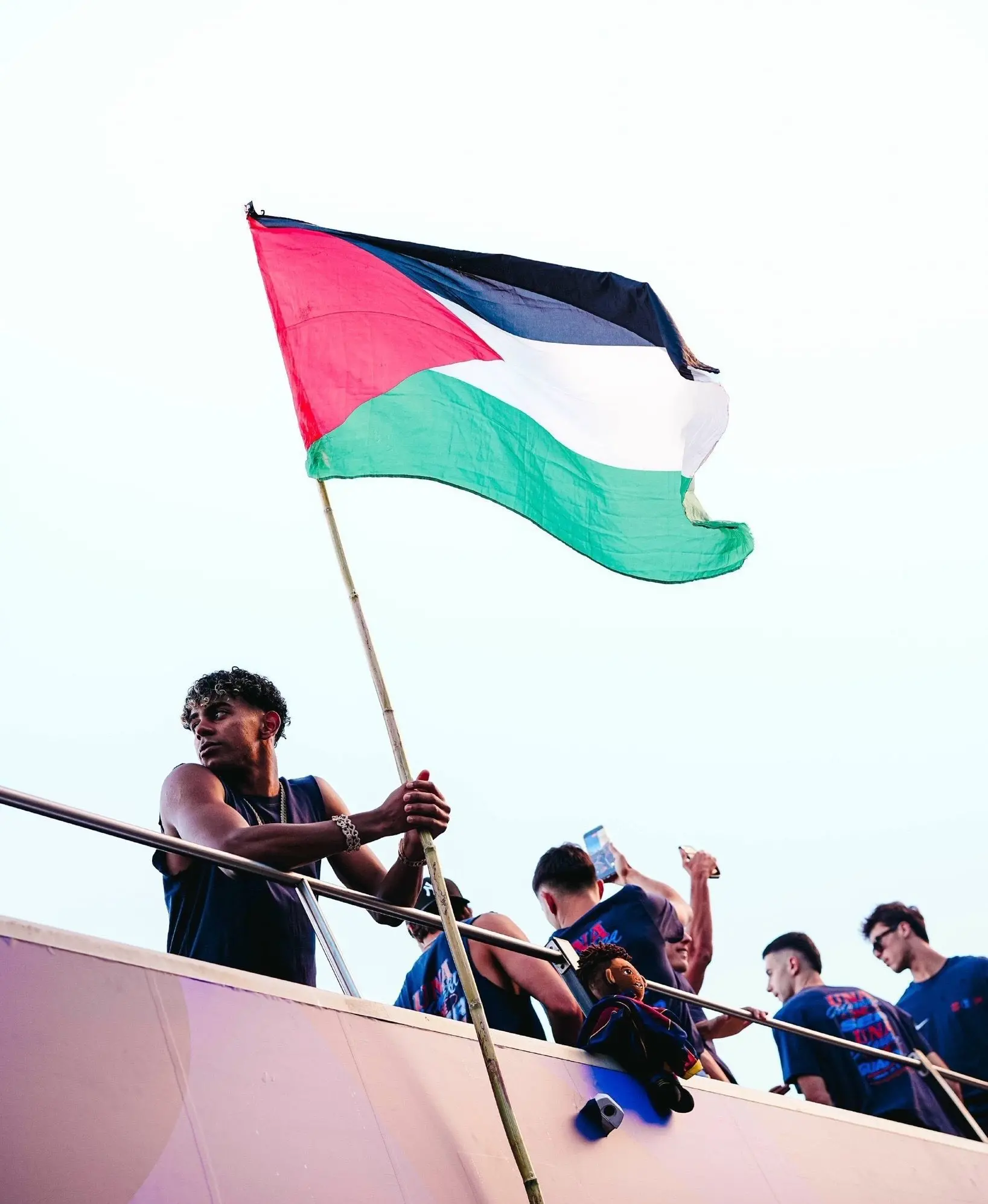 لامين يامال رفع علم فلسطين عن قصد خلال احتفالات برشلونة |تفاصيل – كورة 999