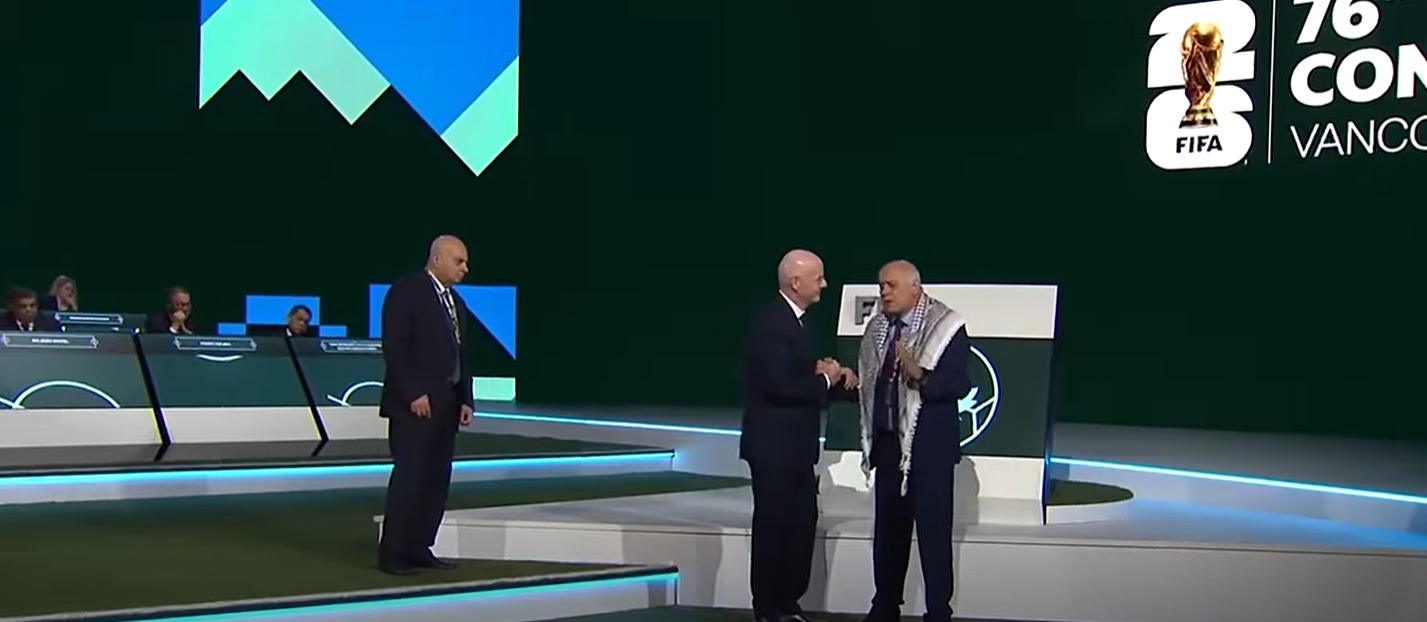 رئيس الاتحاد الفلسطيني يكشف سبب عدم مصافحة ممثل الكيان الصهيوني في مؤتمر فيفا